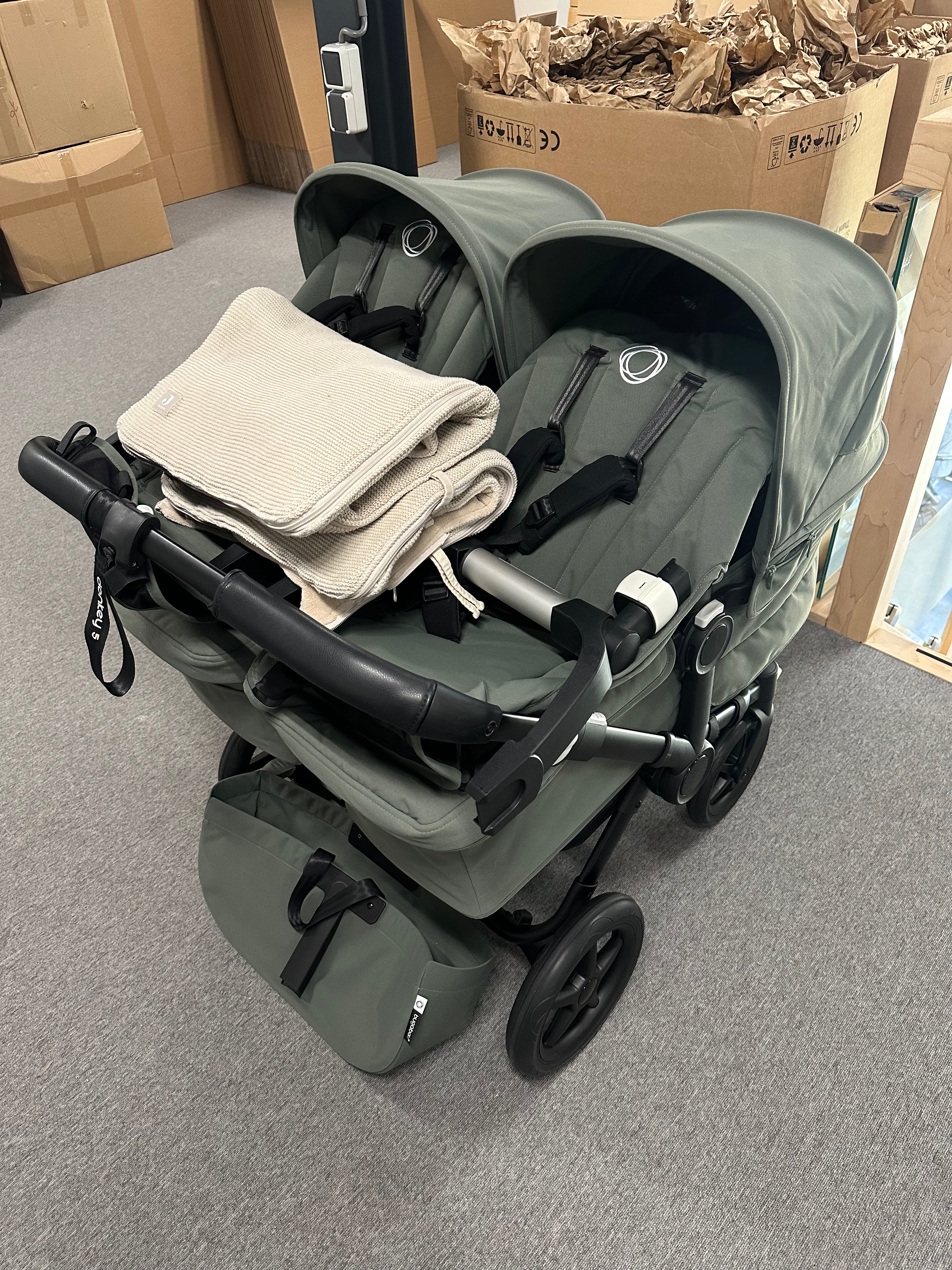 1 maand oud + 1 jaar garantie - Bugaboo Donkey 5 TWIN Compleet Black Forest Green + adapterset & voetenzakken(art:125981)